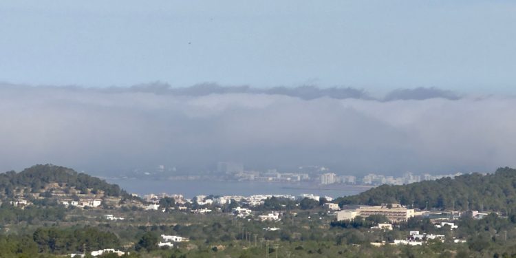 Un manto de niebla sobre Sant Antoni. Imagen Paco Natera