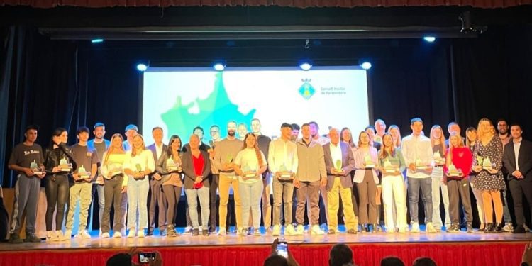 Foto de familia con los premiados en la Gala Anual del Deporte en Formentera. FOTO: Consell de Formentera.