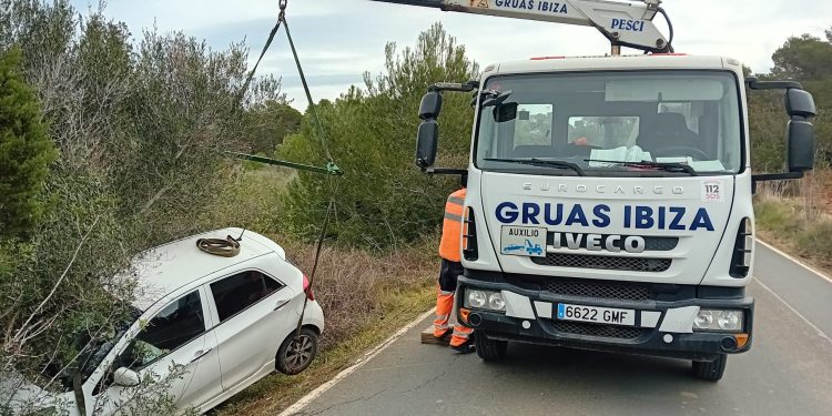 Un equipo de Grúas Ibiza retira el vehículo accidentado.