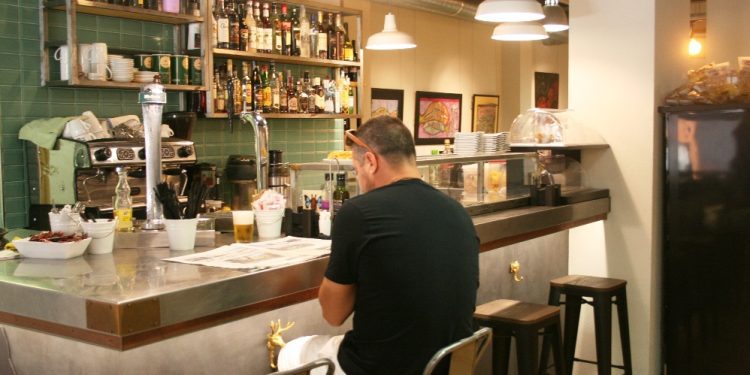 Un cliente en la barra de un establecimiento, en una imagen de archivo.