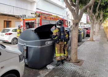 Incendio sofocado hoy en un contenedor de la Vía Romana. Fotos: Bombers d'Eivissa