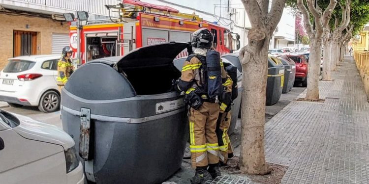 Incendio sofocado hoy en un contenedor de la Vía Romana. Fotos: Bombers d'Eivissa