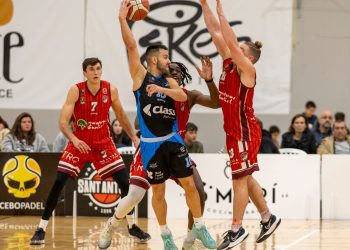 Dani de la Rúa, en una jugada del partido. Foto: Sergio Mazuelas