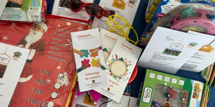 Folleto informativo de Consumo junto a varios artículos. Foto: Govern balear