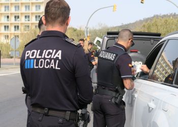 Control conjunto de la Policía Local y la Agencia Tributaria. Foto: Ayuntamiento de Sant Antoni