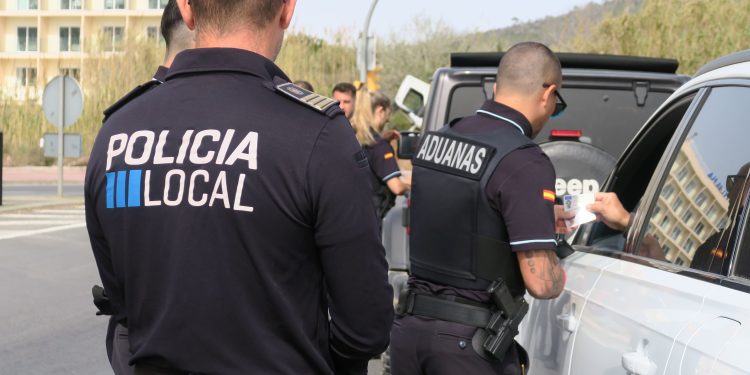 Control conjunto de la Policía Local y la Agencia Tributaria. Foto: Ayuntamiento de Sant Antoni