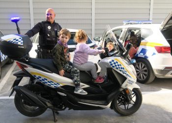Visita de los escolares a las dependencias policiales. Fotos: Ayuntamiento de Sant Antoni