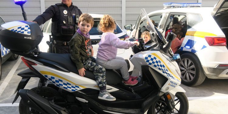 Visita de los escolares a las dependencias policiales. Fotos: Ayuntamiento de Sant Antoni