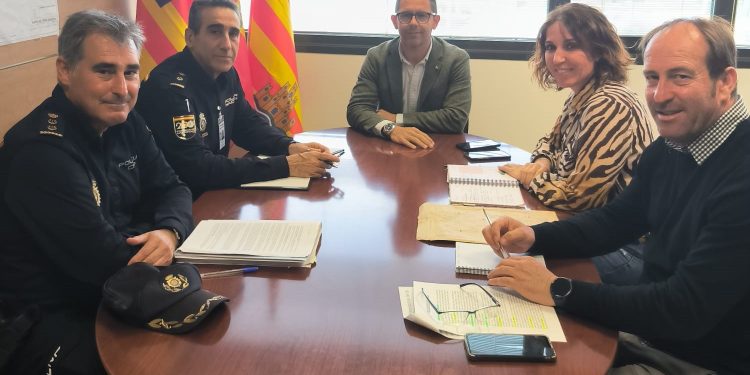 Encuentro entre representantes municipales y de la Policía Nacional. Foto: Ayuntamiento de Ibiza