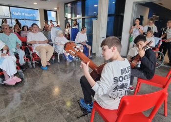 Actuación de guitarra. Fotos: Área de Salud de Ibiza y Formentera