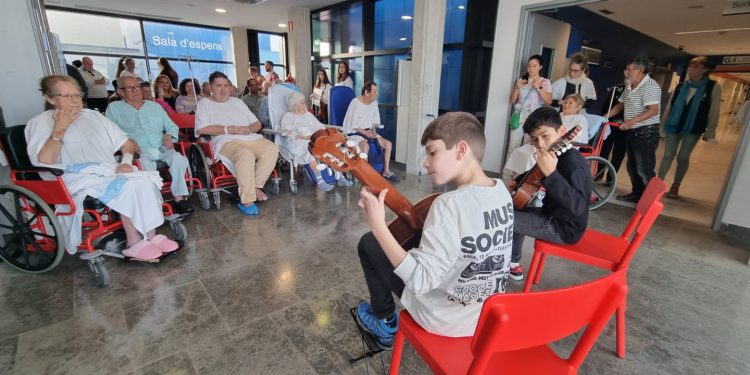 Actuación de guitarra. Fotos: Área de Salud de Ibiza y Formentera