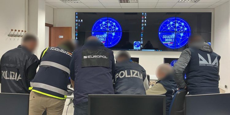 Colaboración entre diferentes policías. Foto: Policía Nacional