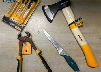 Cutters, hacha, tenazas y cuchillo hallados en poder de la mujer detenida.