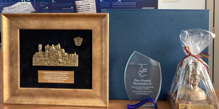 Las distinciones recibidas por la Policía Nacional de Ibiza en su bicentenario.