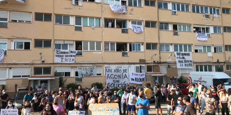 Protesta en los apartamentos Don Pepe previa a su desalojo en diciembre de 2021. Foto: L. F. A.