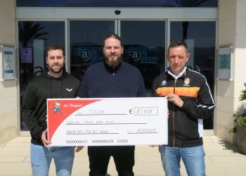 Entrega de la recaudación al tío de la niña. Foto: Ayuntamiento de Sant Antoni