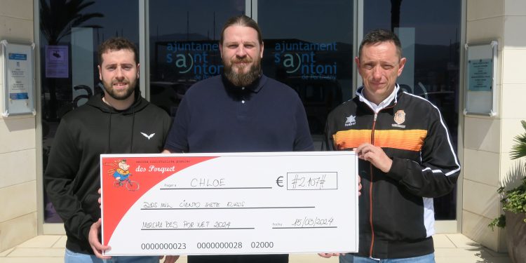 Entrega de la recaudación al tío de la niña. Foto: Ayuntamiento de Sant Antoni