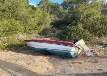 Embarcación abandonada. Foto: Ayuntamiento de Sant Josep