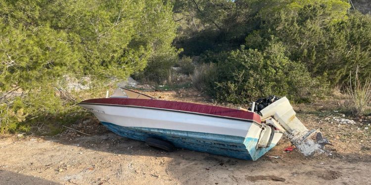 Embarcación abandonada. Foto: Ayuntamiento de Sant Josep