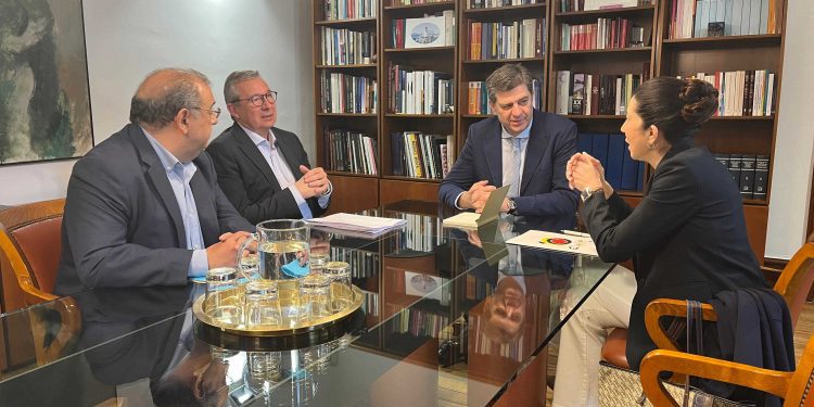 Bauzà y Morillo, a la derecha de la imagen, durante la reunión. Foto: Govern balear
