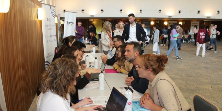 Jornada de entrevistas exprés en el Palacio de Congresos. Fotos: Ayuntamiento de Santa Eulària