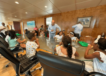 Visita al Consell de Ibiza de los niños y niñas que en 2022 disfrutaron de sus vacaciones en Ibiza a través del programa ‘Vacances en Pau’.