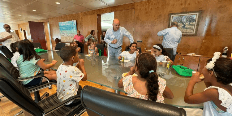 Visita al Consell de Ibiza de los niños y niñas que en 2022 disfrutaron de sus vacaciones en Ibiza a través del programa ‘Vacances en Pau’.