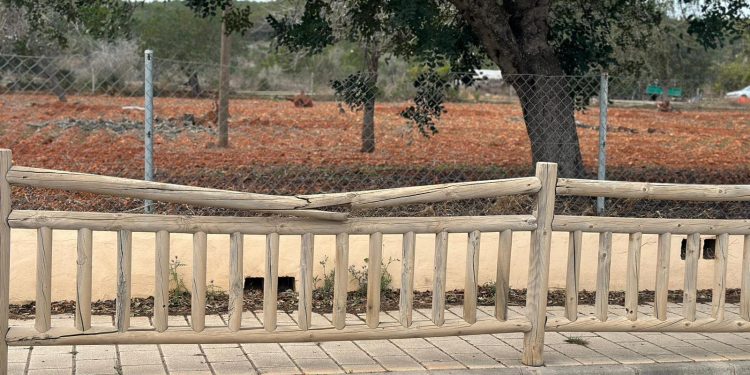 Estado de la barandilla de madera situada en el tramo del núcleo urbano de Sant Miquel al colegio. Foto: Agrupación de Electores de Sant Joan
