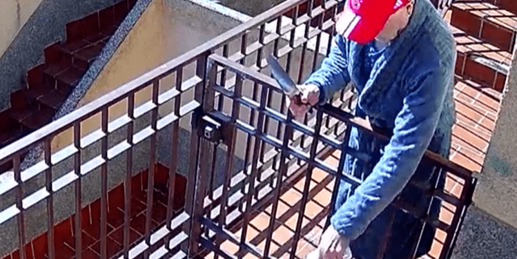 Imagen del vecino detenido, con un cuchillo.