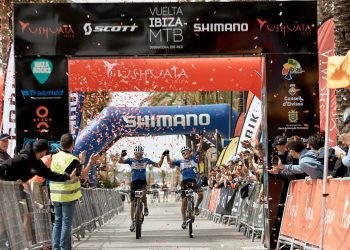 Llegada a meta de los ganadores de la primera etapa. Fotos: Jon Izeta