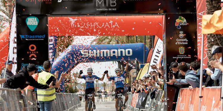 Llegada a meta de los ganadores de la primera etapa. Fotos: Jon Izeta