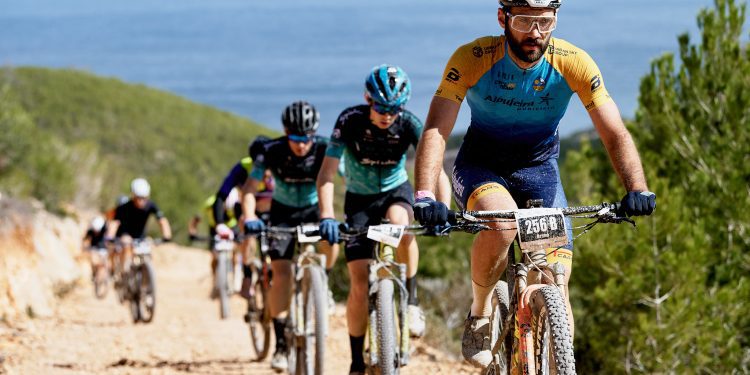 Pasaje de la ronda ibicenca en su segunda jornada. Fotos: Jon Izeta y Toni Servera.