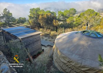 Imagen de la tienda de enormes dimensiones, que cuenta con cocina, bombonas y estufa en plena zona protegida. Imágenes Guardia Civil