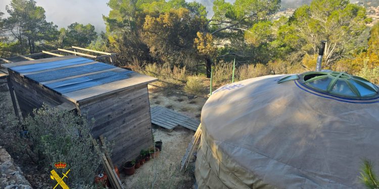 Imagen de la tienda de enormes dimensiones, que cuenta con cocina, bombonas y estufa en plena zona protegida. Imágenes Guardia Civil