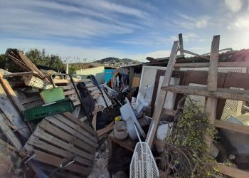 Imagen facilitada por el Ayuntamiento de Santa Eulària de la basura y residuos acumulados en esta parcela de Ses Feixes.