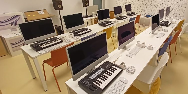 Sala de cursos de producción musical de la Escuela de Música de Santa Eulària.