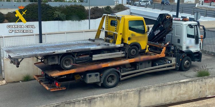 La grúa empleada para robar los coches en diferentes localidades de Ibiza. Imágenes Guardia Civil