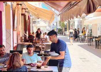 Carrer Sant Vicent, con el restaurante Kathmandu Santa Eulària en primer término.