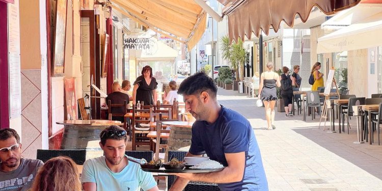 Carrer Sant Vicent, con el restaurante Kathmandu Santa Eulària en primer término.