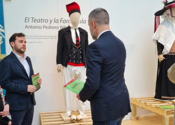 El vicepresidente primero de la Diputación de Zamora y diputado de Educación, Cultura y Turismo en Zamora, Victor Lopez de la Parte, asistió ayer a la apertura de las exposiciones del IV Festival Internacional de Indumentaria Tradicional “Florido Jardín”, organizado por la Agrupación Belenista La Morana. En la imagen, observando los vestidos tradicionales de Ibiza.