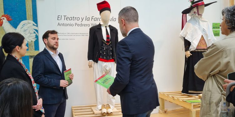 El vicepresidente primero de la Diputación de Zamora y diputado de Educación, Cultura y Turismo en Zamora, Victor Lopez de la Parte, asistió ayer a la apertura de las exposiciones del IV Festival Internacional de Indumentaria Tradicional “Florido Jardín”, organizado por la Agrupación Belenista La Morana. En la imagen, observando los vestidos tradicionales de Ibiza.