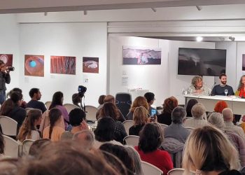 Satone Mei, a la derecha de la imagen, en la mesa, llenó Sa Nostra Sala en la presentación de su primer libro. Fotos Ferran Nogués.