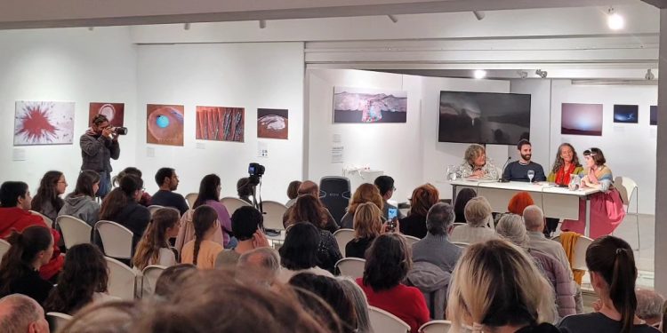 Satone Mei, a la derecha de la imagen, en la mesa, llenó Sa Nostra Sala en la presentación de su primer libro. Fotos Ferran Nogués.
