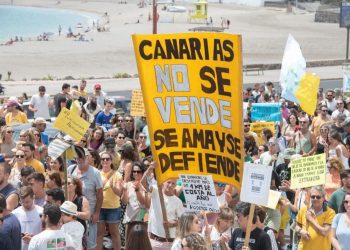 Una imagen de una de las multitudinarias manifestaciones en Canarias contra la masificación, los problemas de acceso a la vivienda e impactos medioambientales del turismo. Imagen Asociación Tejedoras Subversivas.