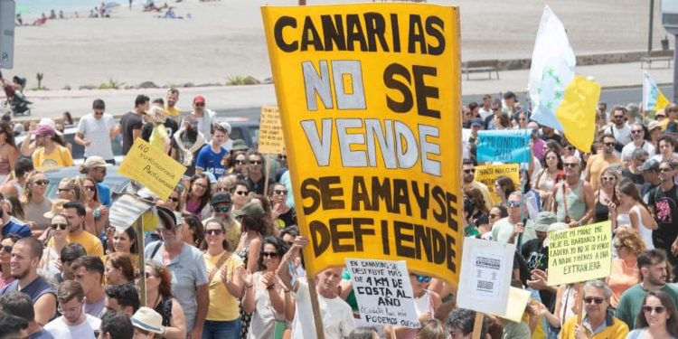 Una imagen de una de las multitudinarias manifestaciones en Canarias contra la masificación, los problemas de acceso a la vivienda e impactos medioambientales del turismo. Imagen Asociación Tejedoras Subversivas.