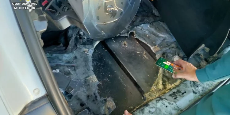 Doble fondo donde estaba oculta la cocaína. Imagen Guardia Civil Dénia