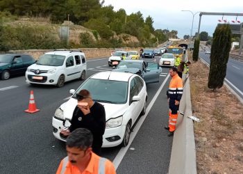 Retenciones tras el accidente en la carretera de Sant Antoni durante la actuación de Grúas Ibiza.