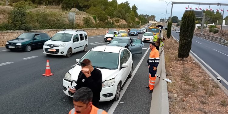 Retenciones tras el accidente en la carretera de Sant Antoni durante la actuación de Grúas Ibiza.