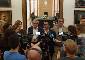 Rafael Triguero, en el centro, con Enrique Fajarnés a la izquierda de la imagen y Xico Tarrés  a la derecha el pasado lunes 8 de abril tras la reunión por los 5 años de capitalidad de Ibiza.