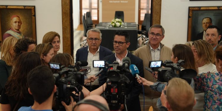 Rafael Triguero, en el centro, con Enrique Fajarnés a la izquierda de la imagen y Xico Tarrés  a la derecha el pasado lunes 8 de abril tras la reunión por los 5 años de capitalidad de Ibiza.
